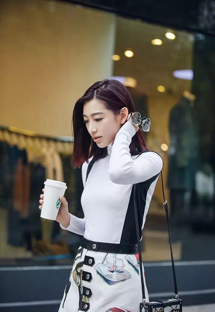 温雅街拍秀长腿 简洁随意美图