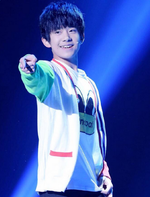 易烊千玺帅气搞怪爱自拍