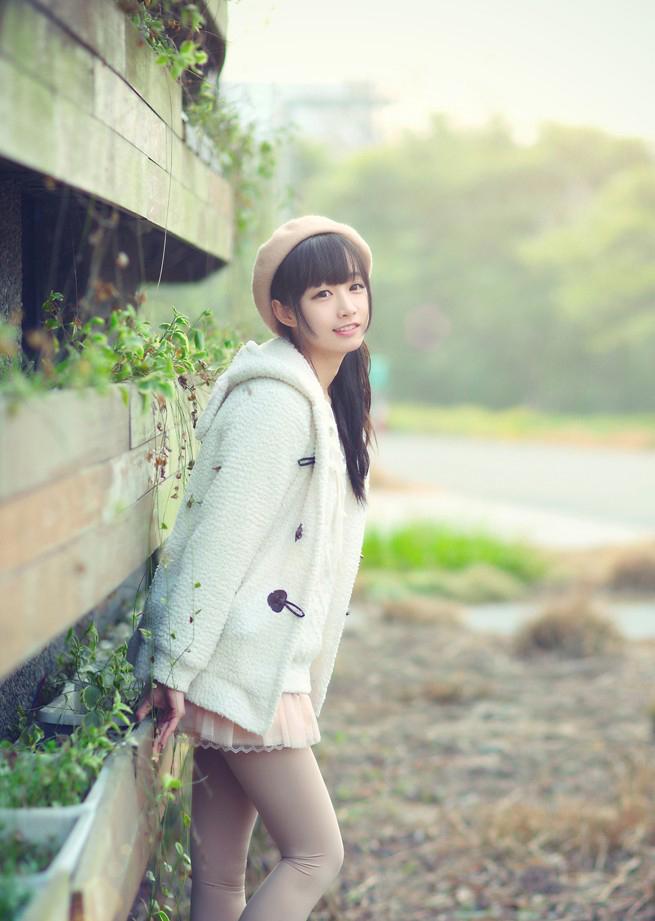 吹泡泡的清纯女孩