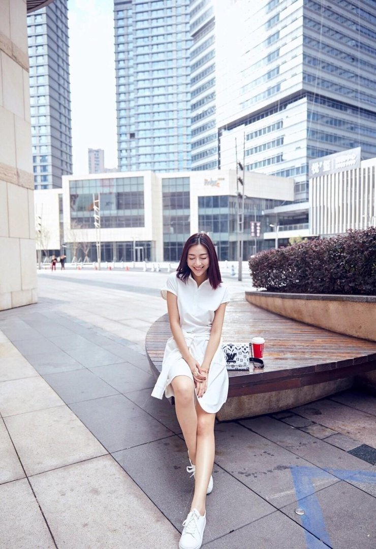 温雅街拍秀长腿 简洁随意美图