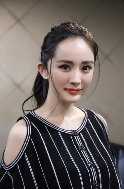 杨幂清新靓丽尽显辣妈风范