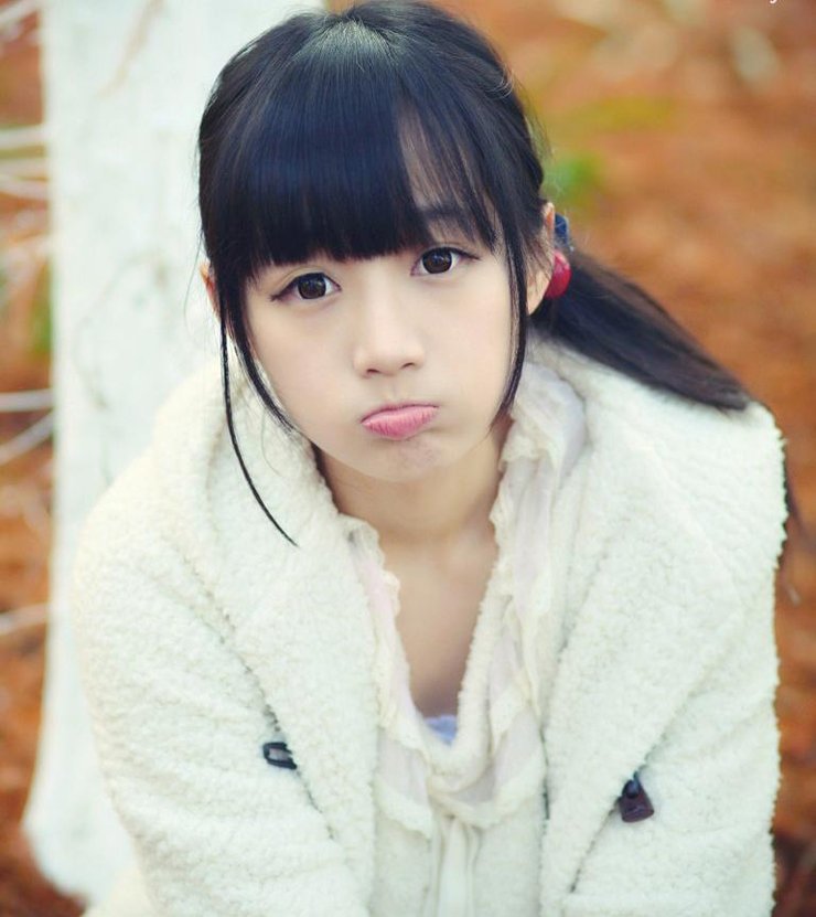 吹泡泡的清纯女孩