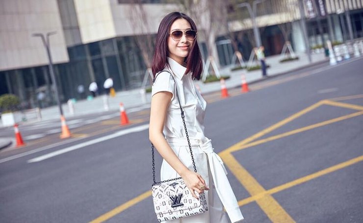 温雅街拍秀长腿 简洁随意美图