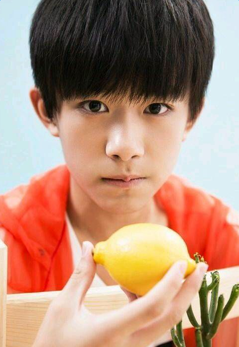 易烊千玺帅气搞怪爱自拍