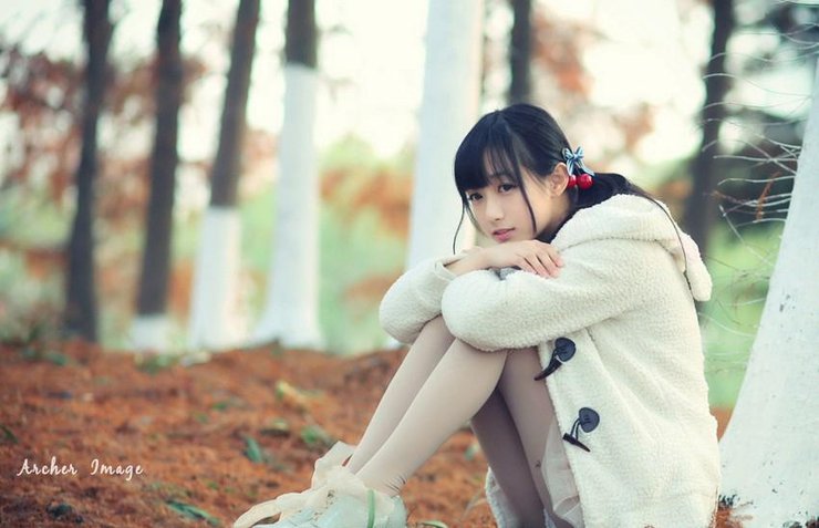 吹泡泡的清纯女孩