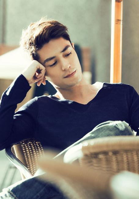 老干部霍建华图片帅气随性