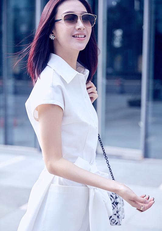 温雅街拍秀长腿 简洁随意美图