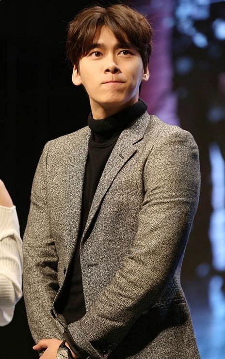 李易峰帅气演绎暖萌小炮儿