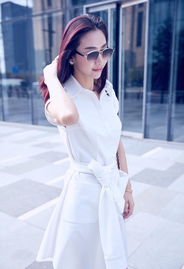 温雅街拍秀长腿 简洁随意美图