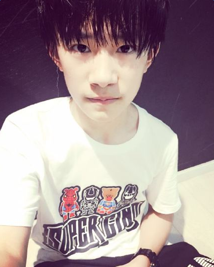 易烊千玺帅气搞怪爱自拍