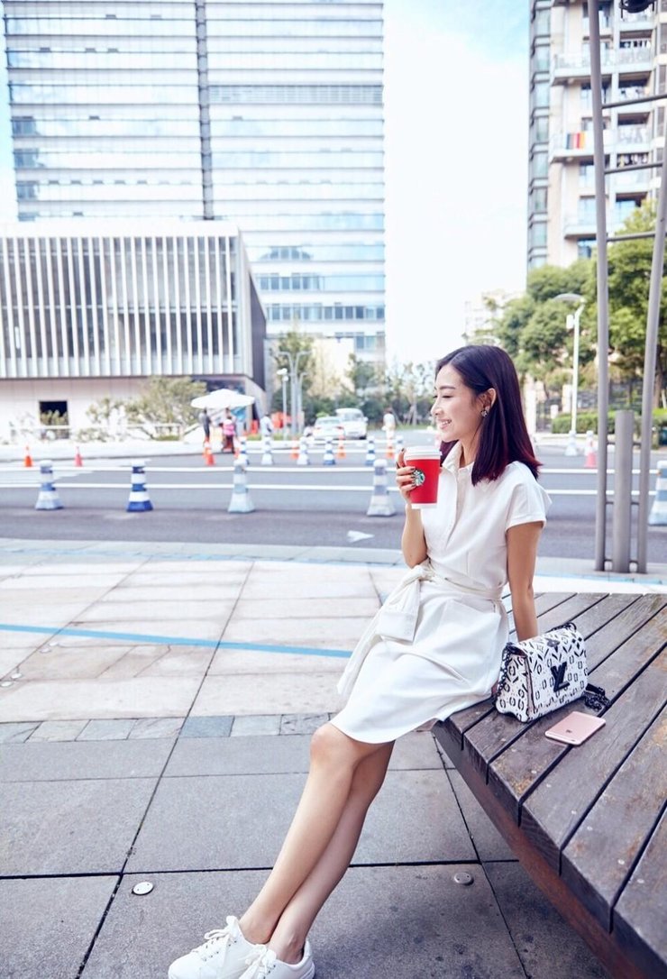 温雅街拍秀长腿 简洁随意美图