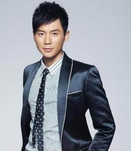 李晨帅气展现型男魅力