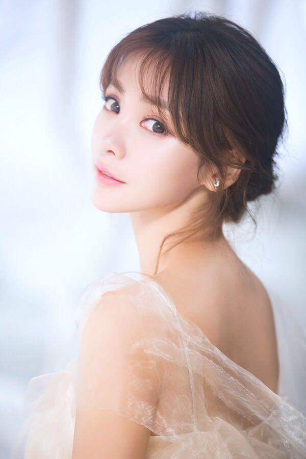 柳岩性感漏肩露背露酥胸