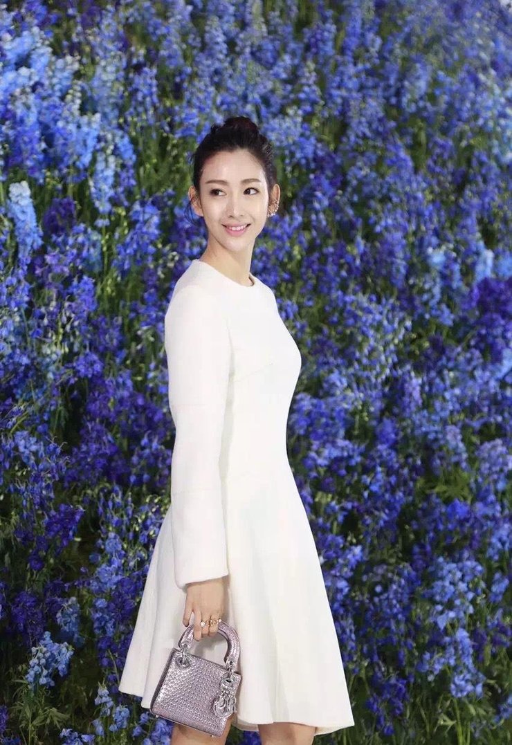 温雅街拍秀长腿 简洁随意美图