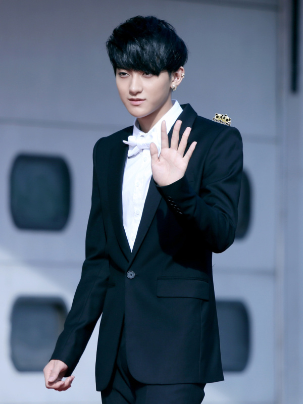 黄子韬耍帅高清图片