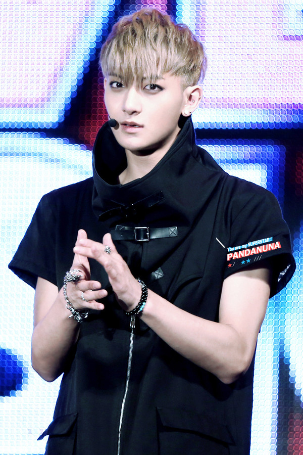 黄子韬耍帅高清图片