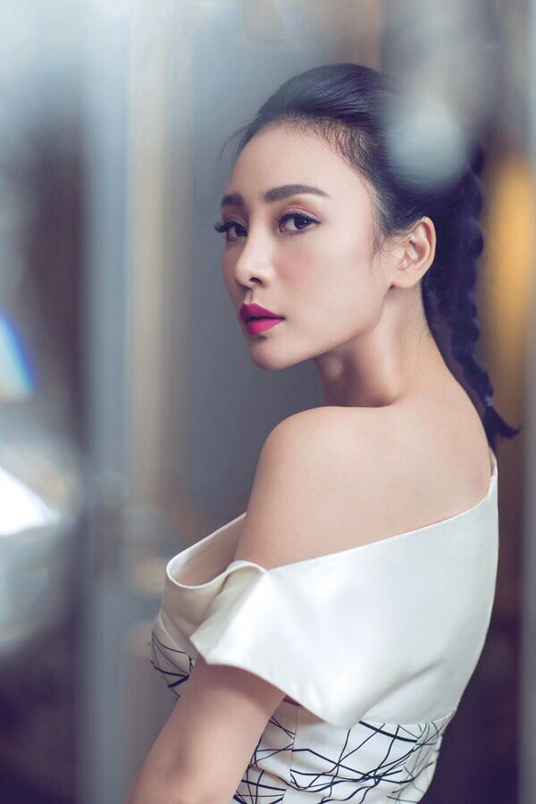 柳岩性感漏肩露背露酥胸