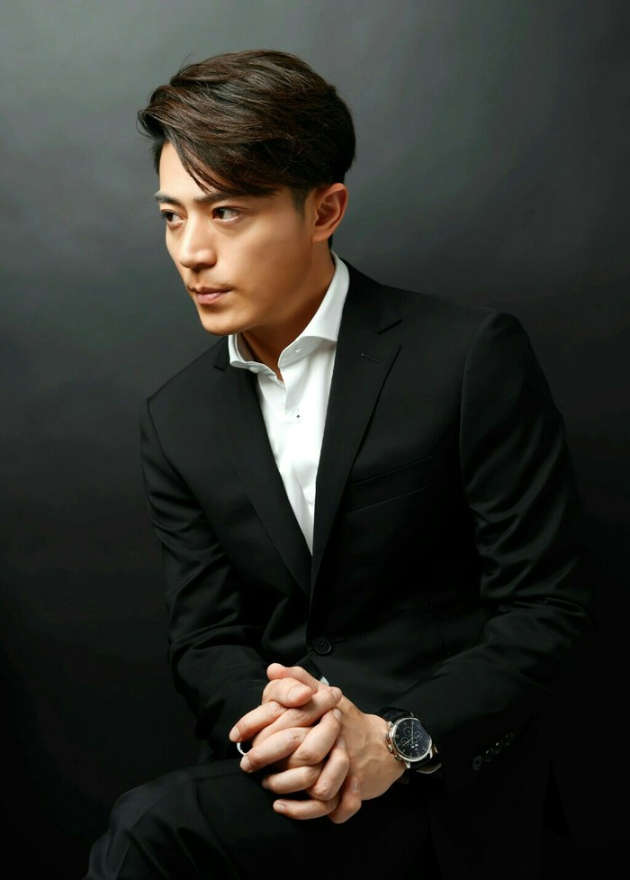 老干部霍建华图片帅气随性