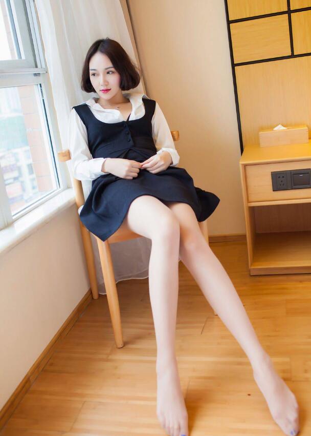 靓丽白皙少女户外阳光活力唯美壁纸