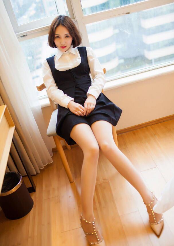 靓丽白皙少女户外阳光活力唯美壁纸