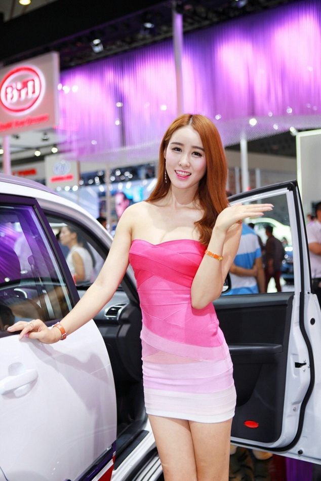 美女车模清纯红毯照