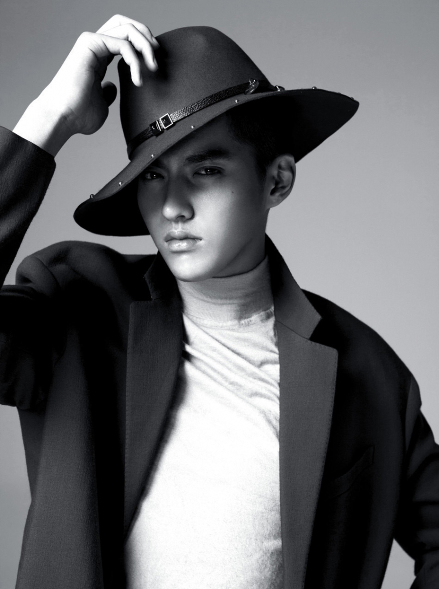 吴亦凡黑白大片曝光 帅气容颜令人心动