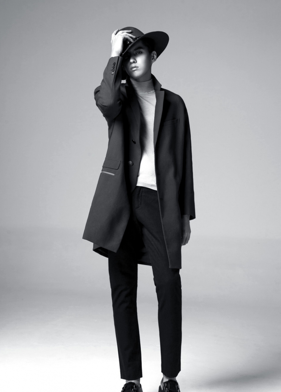 吴亦凡黑白大片曝光 帅气容颜令人心动