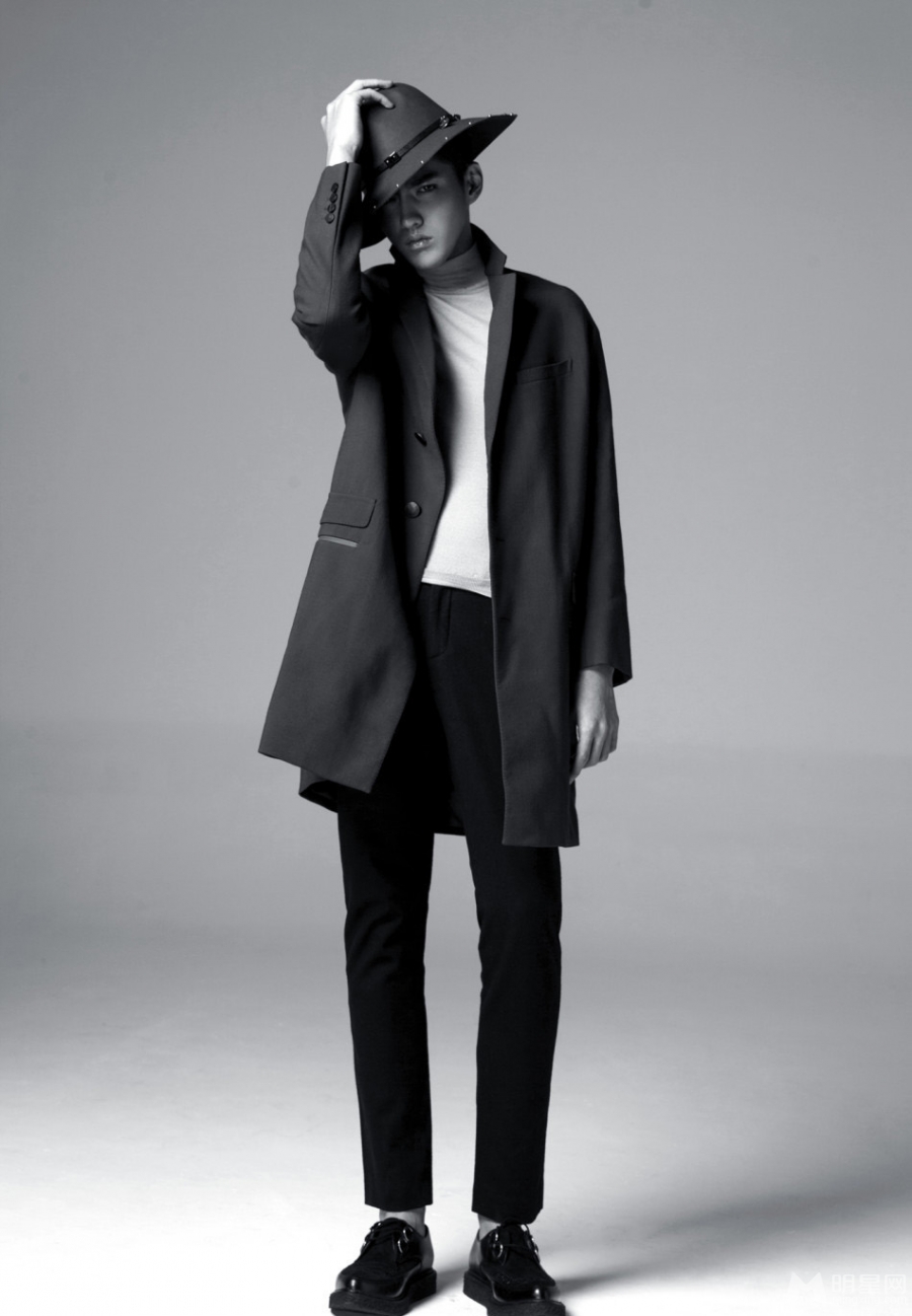 吴亦凡黑白大片曝光 帅气容颜令人心动