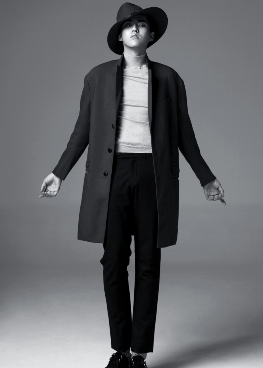 吴亦凡黑白大片曝光 帅气容颜令人心动