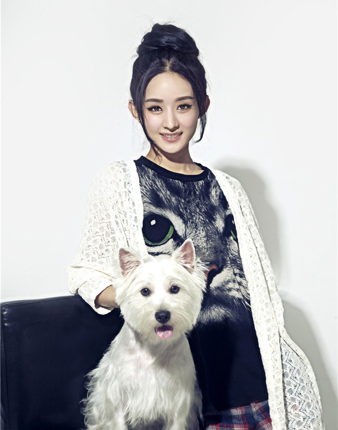 赵丽颖携爱宠拍写真