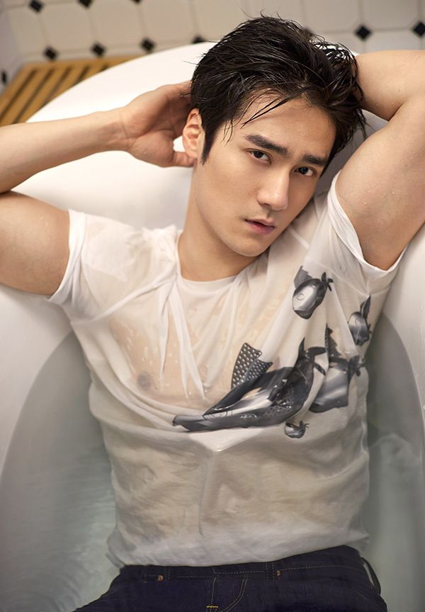 蒋劲夫帅气湿身写真
