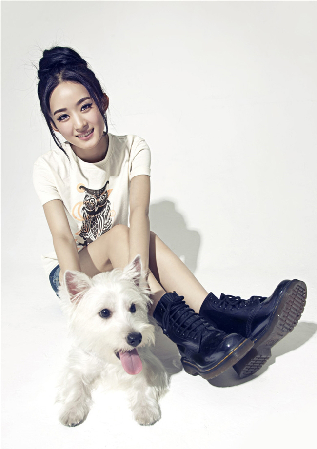 赵丽颖携爱宠拍写真