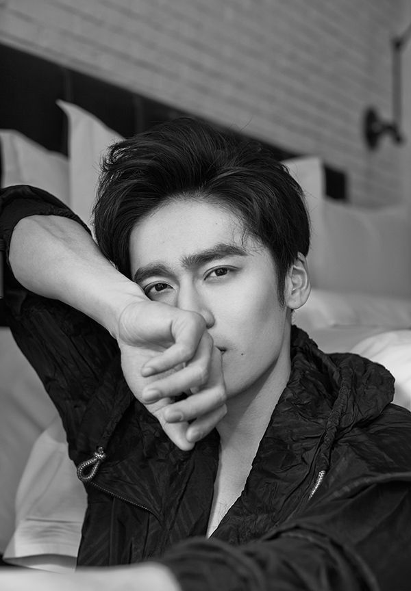 蒋劲夫帅气湿身写真