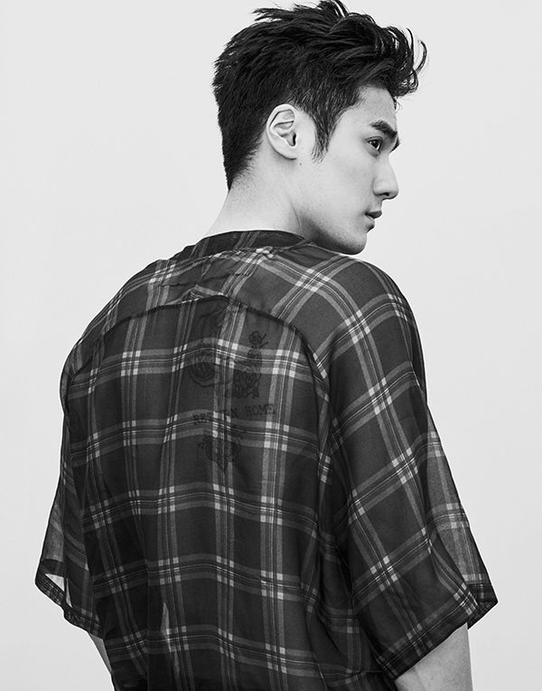 蒋劲夫帅气湿身写真