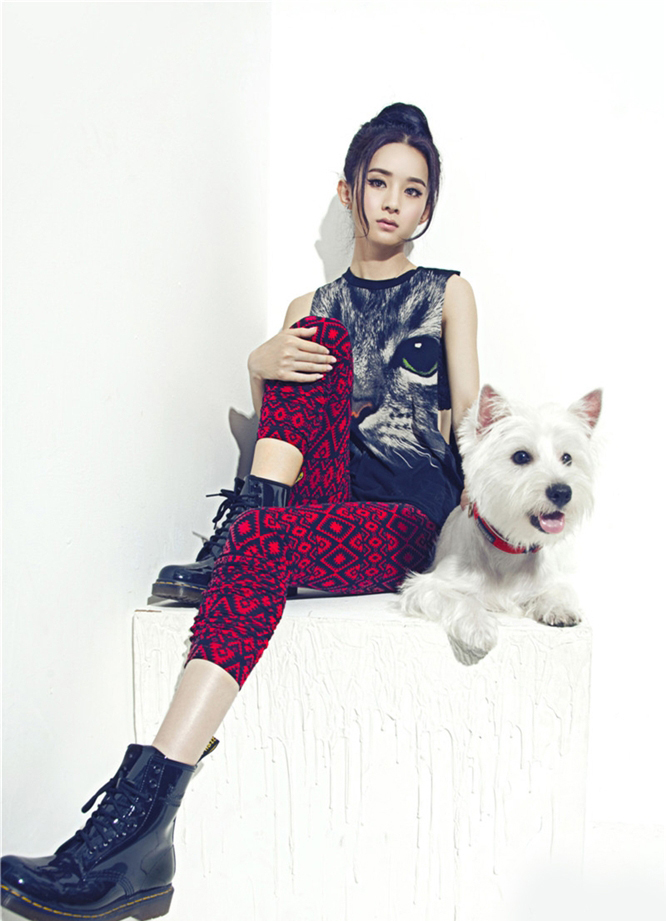 赵丽颖携爱宠拍写真