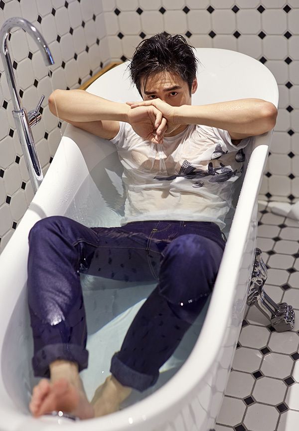 蒋劲夫帅气湿身写真