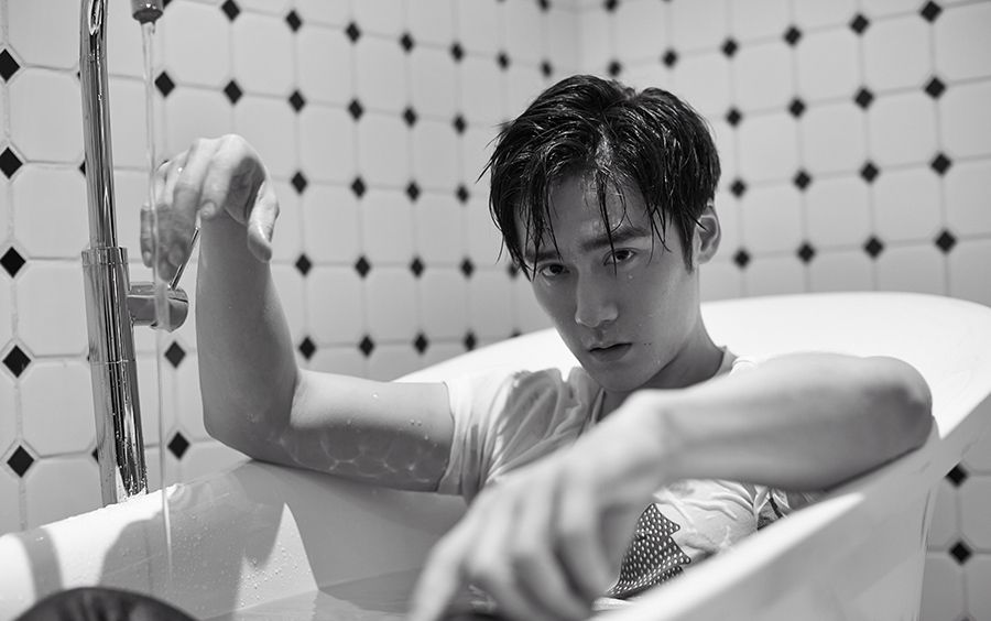 蒋劲夫帅气湿身写真