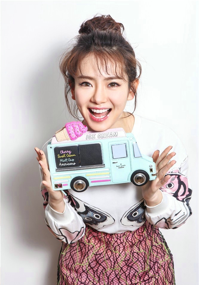 二次元戚薇俏皮写真大展青春活力