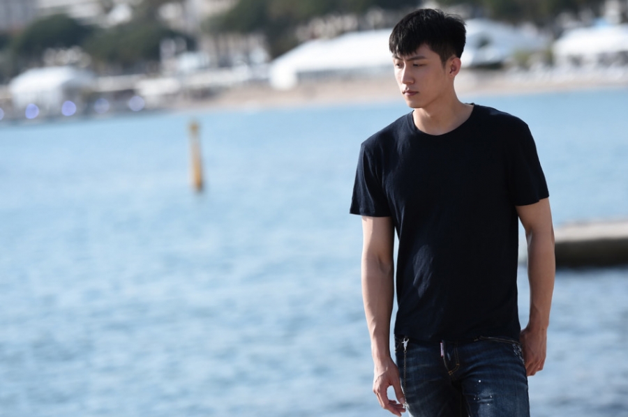 黄景瑜戛纳海滩写真 上演忧郁潮男