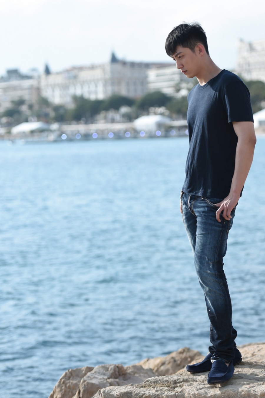 黄景瑜戛纳海滩写真 上演忧郁潮男