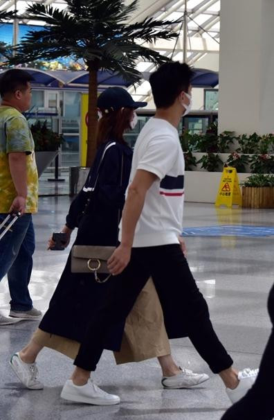 狂虐单身汪 吴奇隆刘诗诗机场秀恩爱