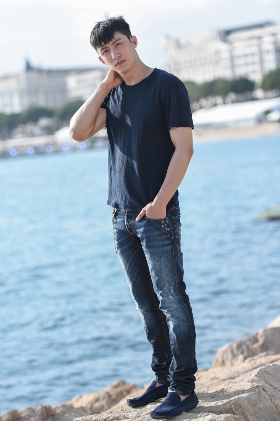 黄景瑜戛纳海滩写真 上演忧郁潮男