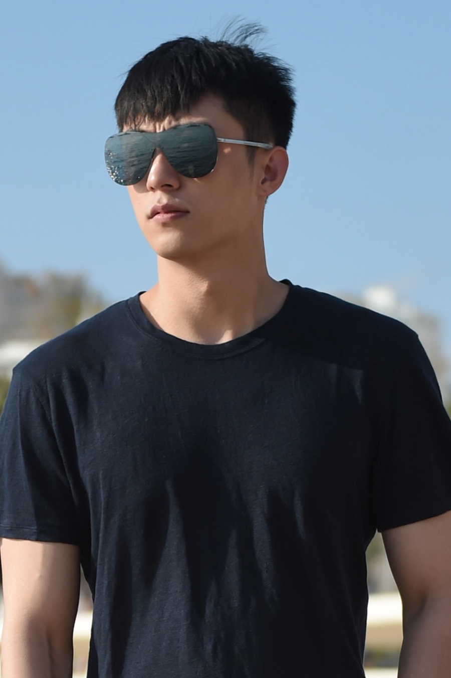 黄景瑜戛纳海滩写真 上演忧郁潮男