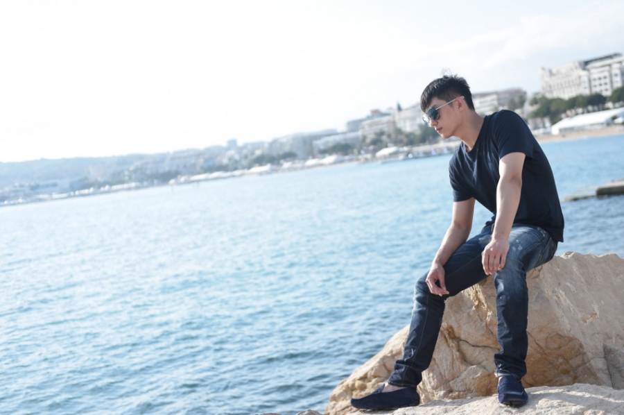 黄景瑜戛纳海滩写真 上演忧郁潮男