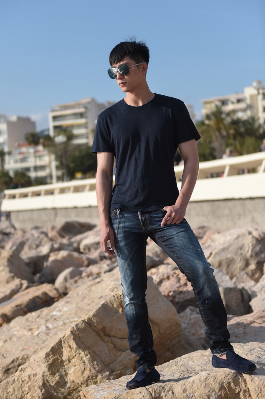 黄景瑜戛纳海滩写真 上演忧郁潮男