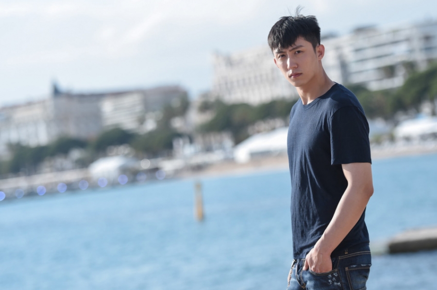 黄景瑜戛纳海滩写真 上演忧郁潮男