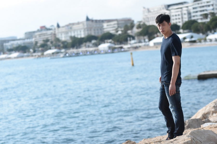 黄景瑜戛纳海滩写真 上演忧郁潮男