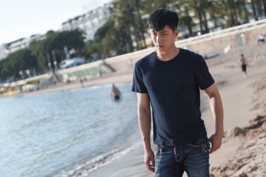 黄景瑜戛纳海滩写真 上演忧郁潮男