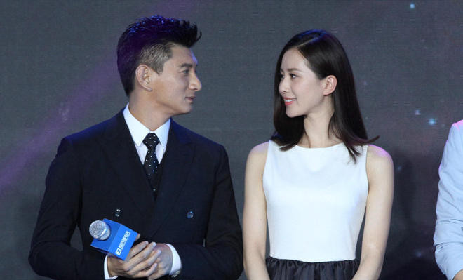 狂虐单身汪 吴奇隆刘诗诗机场秀恩爱