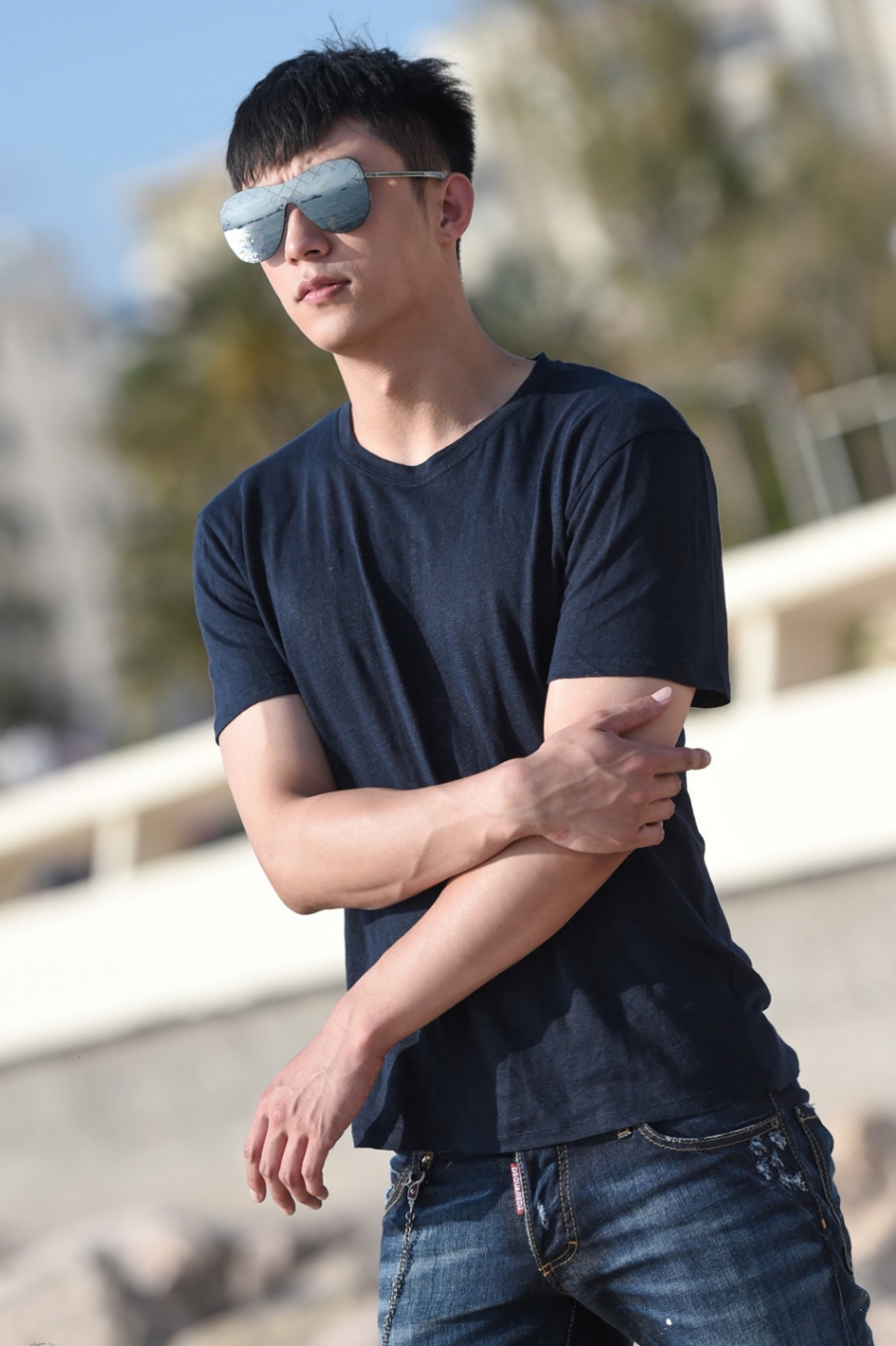 黄景瑜戛纳海滩写真 上演忧郁潮男